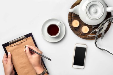 Boş kitap Not, günlüğü, formanın mockup, üstten görünüm, stüdyo yazma eller bir kadın. Fincan kahve molası.