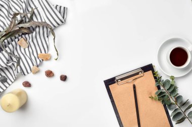 Boş açılan defter ile kahve beyaz masada. Üstten görünüm. Yazma kavramı