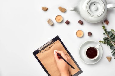 Boş kitap Not, günlüğü, formanın mockup, üstten görünüm, stüdyo yazma eller bir kadın. Fincan kahve molası.