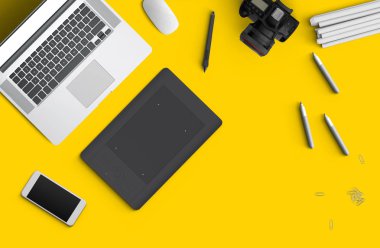 En az çalışma alanı: Laptop, fotoğraf makinesi, kahve, kamera, kalem, kalem, defter, smartphone, kopya alanı için sarı arka plan üzerinde ileti örneği.