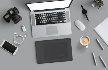 En az çalışma alanı: Laptop, fotoğraf makinesi, kahve, kamera, kalem, kalem, defter, smartphone, kopya alanı için gri arka plan üzerinde ileti örneği.