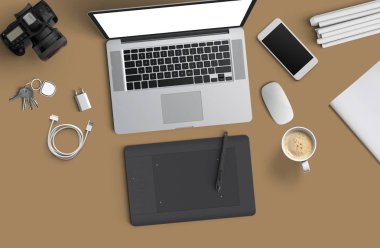 En az çalışma alanı: Laptop, fotoğraf makinesi, kahve, kamera, kalem, kalem, defter, smartphone, kopya alanı için kahverengi zemin üzerinde ileti örneği.