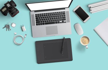 En az çalışma alanı: Laptop, fotoğraf makinesi, kahve, kamera, kalem, kalem, defter, smartphone, kopya alanı için mavi arka plan üzerinde ileti örneği.