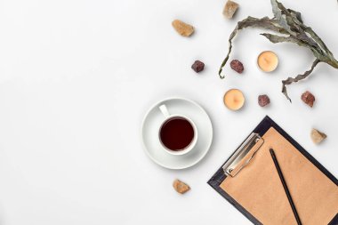 Siyah çay fincan sıcak yakınındaki masada kalemiyle günlüğü açtı