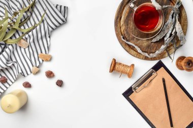 Siyah çay fincan sıcak yakınındaki masada kalemiyle günlüğü açtı