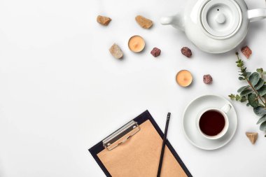 Siyah çay fincan sıcak yakınındaki masada kalemiyle günlüğü açtı