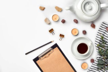 Siyah çay fincan sıcak yakınındaki masada kalemiyle günlüğü açtı