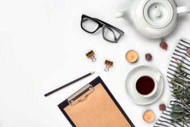 Siyah çay fincan sıcak yakınındaki masada kalemiyle günlüğü açtı