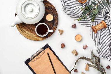 Siyah çay fincan sıcak yakınındaki masada kalemiyle günlüğü açtı