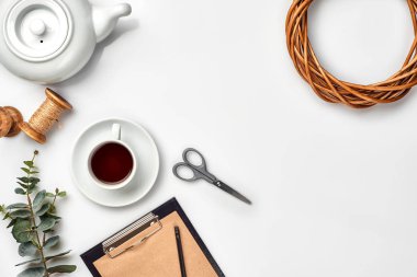 Natürmort çay bardağı ve bir çalışma alanı içeriği ile oluşur. Beyaz Masa farklı nesnelerde. Düz yatıyordu