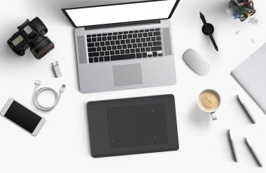 En az çalışma alanı: Laptop, fotoğraf makinesi, kahve, kamera, kalem, kalem, defter, smartphone, kopya alanı için beyaz arka plan üzerinde ileti örneği.