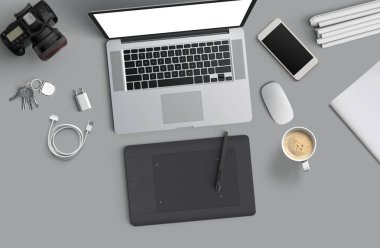 En az çalışma alanı: Laptop, fotoğraf makinesi, kahve, kamera, kalem, kalem, defter, smartphone, kopya alanı için gri arka plan üzerinde ileti örneği.