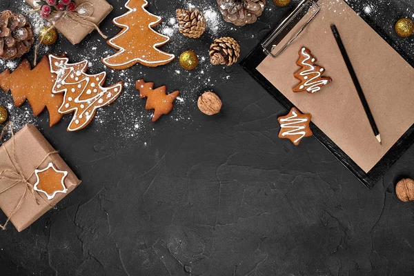 Fundo de Natal com biscoitos de gengibre e folhas de papel artesanal. Espaço de cópia . — Fotografia de Stock