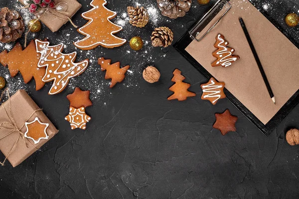 Fundo de Natal com biscoitos de gengibre e folhas de papel artesanal. Espaço de cópia . — Fotografia de Stock