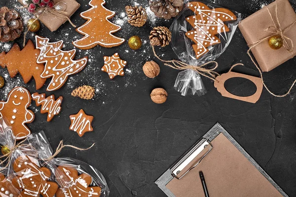 Fundo de Natal com biscoitos de gengibre e folhas de papel artesanal. Espaço de cópia . — Fotografia de Stock