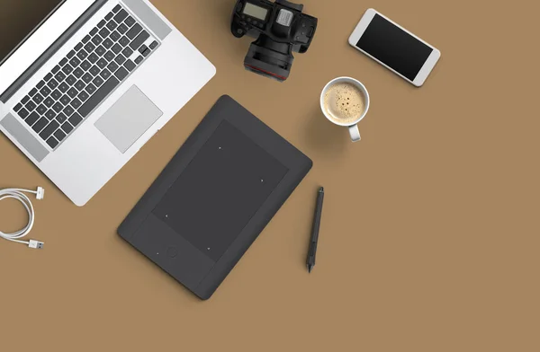 Minimaler Arbeitsraum: Laptop, Kamera, Kaffee, Kamera, Stift, Bleistift, Notizbuch, Smartphone, Schreibwaren auf braunem Hintergrund für Kopierraum. — Stockfoto