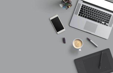 Dizüstü bilgisayar, smartphone ile bir dizüstü bilgisayar ve kahve siyah perde ile ofis resepsiyon masası. Üstten görünüm.