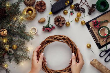 Noel arka plan ile süslemeler, garland, çam kozalakları. Noel ağacı dalları beyaz zemin üzerine yapılmış çelenk oluşturma.