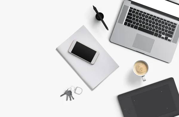 Mesa de escritorio de oficina con ordenador portátil, smartphone con pantalla negra sobre un portátil y una taza de café. Vista superior . —  Fotos de Stock