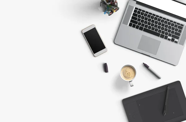 Mesa de escritório com computador portátil, smartphone com tela preta sobre um notebook e xícara de café. Vista superior . — Fotografia de Stock