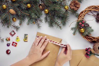 Eller neşeli Noel kartı ve zarf tutun. Noel dekorasyon arka plan. Düz yatıyordu, en iyi görünümü.