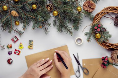 Eller neşeli Noel kartı ve zarf tutun. Noel dekorasyon arka plan. Düz yatıyordu, en iyi görünümü.