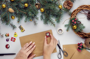 Eller neşeli Noel kartı ve zarf tutun. Noel dekorasyon arka plan. Düz yatıyordu, en iyi görünümü.