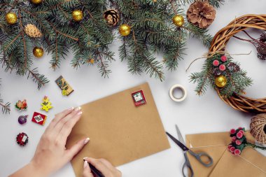 Eller neşeli Noel kartı ve zarf tutun. Noel dekorasyon arka plan. Düz yatıyordu, en iyi görünümü.