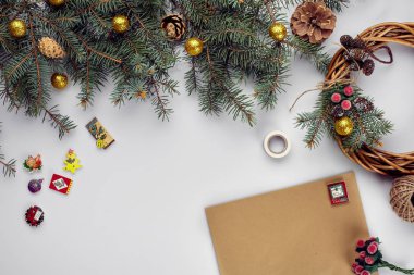 Neşeli Noel kartı ve zarf. Noel dekorasyon arka plan. Düz yatıyordu, en iyi görünümü.