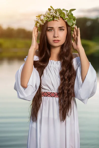Nő fehér ruhában, a vízben. Art nő a folyó fején koszorút. A lány fejét, a szláv hagyományok és a pogányság koszorú — Stock Fotó