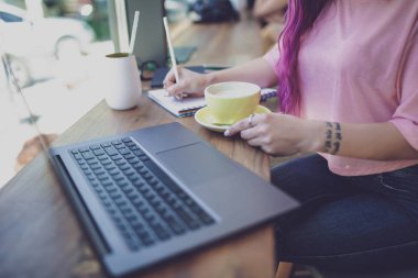 Kadın defter ile boş perde, ahşap, ta oturan yazarak