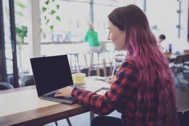 Kadın defter ile kopya alanı y için boş ekran ile yazarak