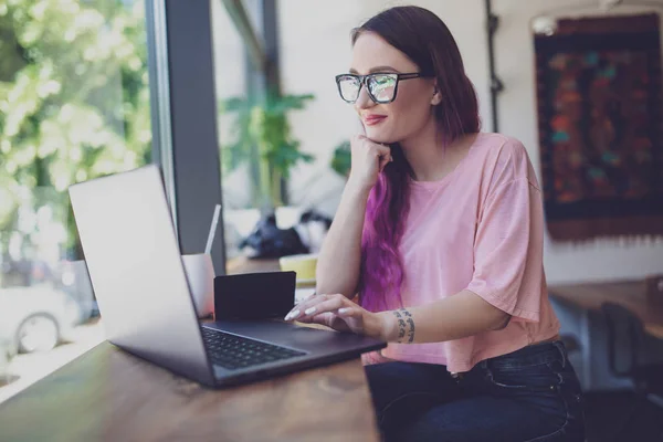 Vue latérale de la jeune femme d'affaires assise à table dans un café — Photo