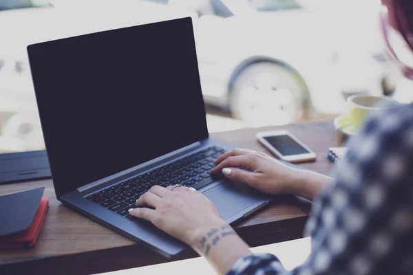 Mulher digitando no notebook com tela em branco com espaço de cópia para y — Fotografia de Stock