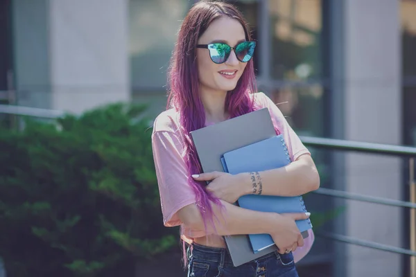 Porträt schöne Schriftstellerin in lässigem Outfit — Stockfoto