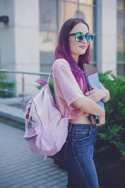 Porträt schöne Schriftstellerin in lässigem Outfit — Stockfoto