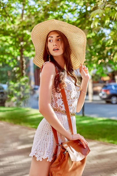 Napos életmód divat portré fiatal stílusos csípő nő az utcán, divatos ruhában, szalma kalap, utazás a hátizsák viselése. — Stock Fotó