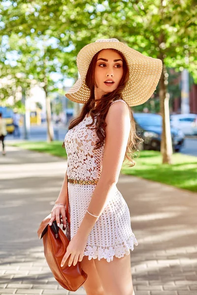 Estilo de vida ensolarado retrato de moda de jovem elegante mulher hipster andando na rua, vestindo roupa da moda, chapéu de palha, viajar com mochila . — Fotografia de Stock