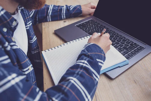 Příležitostné obchodní muž nebo plánování jeho práci na notebooku na volné noze, — Stock fotografie