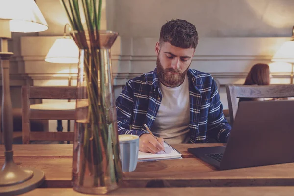 Hombre de negocios casual o freelancer planeando su trabajo en notebook , — Foto de Stock