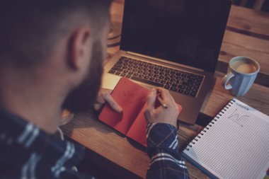 Net-kitap yolu ile iş bre sırasında sohbet gencin kırpılmış görüntü