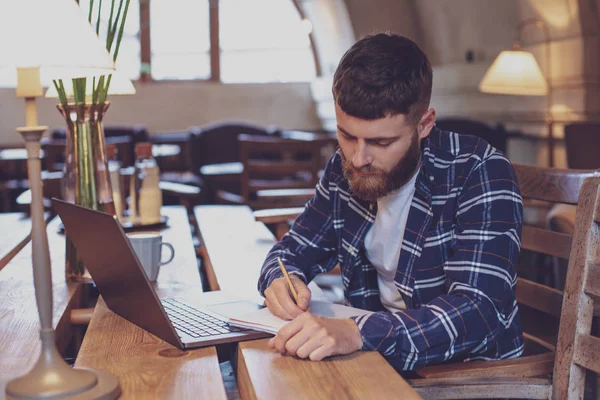 Hombre de negocios casual o freelancer planeando su trabajo en notebook , — Foto de Stock