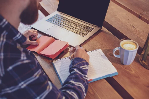 Imagem recortada de homem de negócios casual ou freelancer planejando sua — Fotografia de Stock