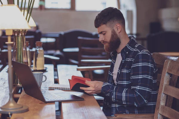 Hombre de negocios casual o freelancer planeando su trabajo en notebook , — Foto de Stock