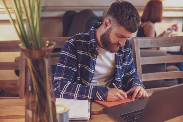 Hombre de negocios casual o freelancer planeando su trabajo en notebook , — Foto de Stock