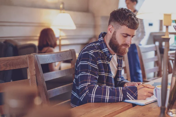 Hombre de negocios casual o freelancer planeando su trabajo en notebook , — Foto de Stock