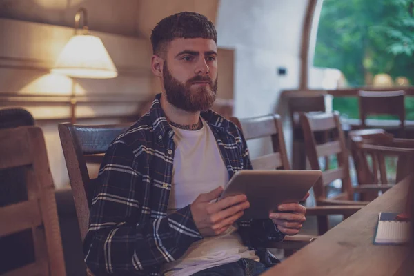 Freelancer vestido con atuendo casual se centra en la lectura de noticias y lo — Foto de Stock