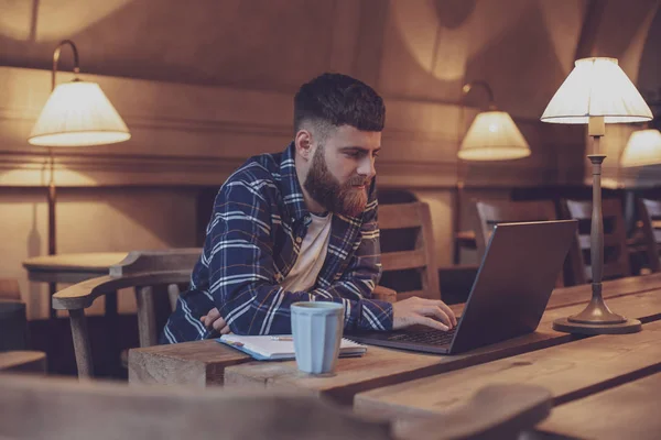 Joven profesional navegando por Internet en su portátil en un café — Foto de Stock