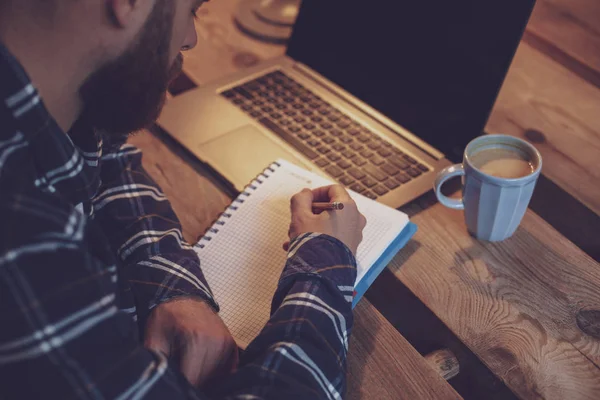 Imagen recortada de hombre de negocios casual o freelancer planeando su — Foto de Stock