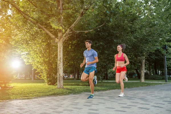 Retrato de alegre pareja caucásica corriendo al aire libre —  Fotos de Stock